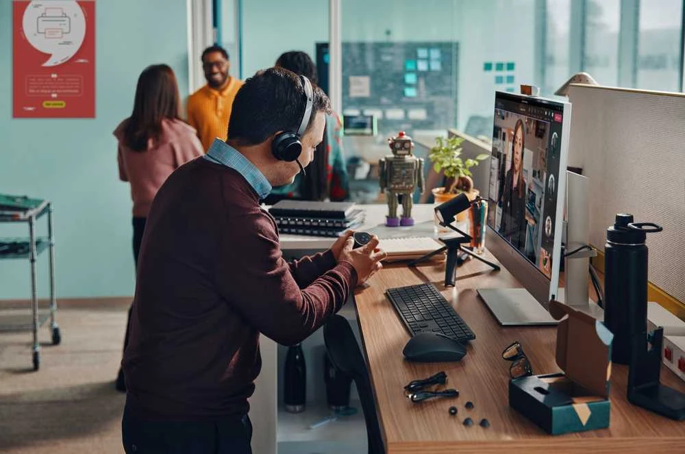 „Hewlett Packard“ (HP) HP „Poly Voyager Focus 2 USB-C BT“ ausinės + USB-C/A adapteris + įkrovimo stovas