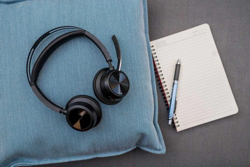 „Hewlett Packard“ (HP) HP „Poly Voyager Focus 2 USB-C BT“ ausinės + USB-C/A adapteris + įkrovimo stovas
