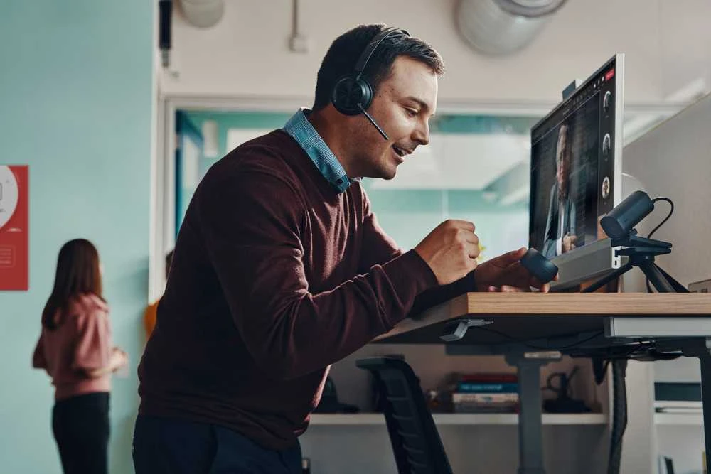 „Hewlett Packard“ (HP) HP „Poly Voyager Focus 2 USB-C BT“ ausinės + USB-C/A adapteris + įkrovimo stovas