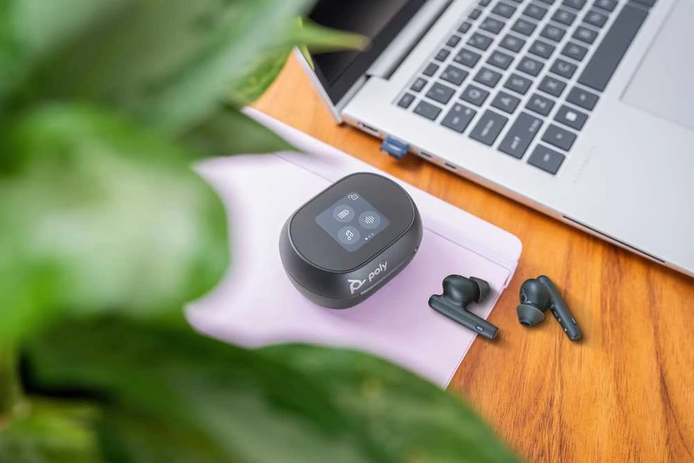 Ausinės Hewlett Packard (HP) HP Poly Voyager Free 60+ UC M Carbon Juodas Earbuds +BT700 USB-C Adapteris +Jutiklinis ekranas Charge Case