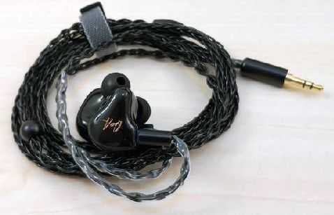 Queen of Audio Kinera ausinės su juodu kabeliu