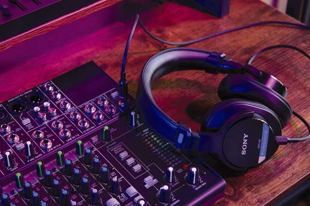 Sony MDR-M1 uždaros studijinės ausinės, Juodos