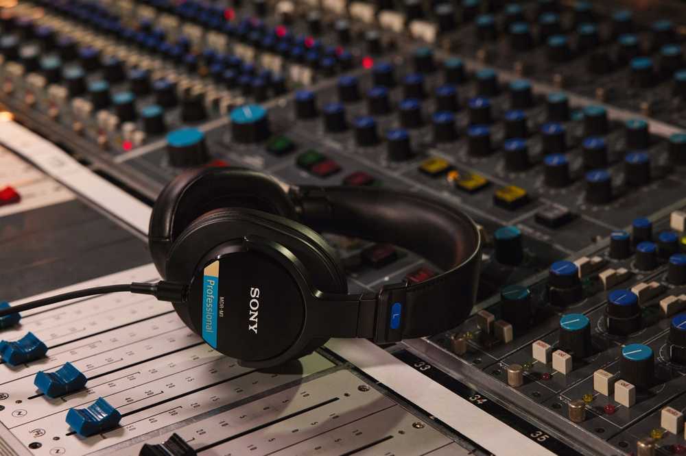 Sony MDR-M1 uždaros studijinės ausinės, Juodos
