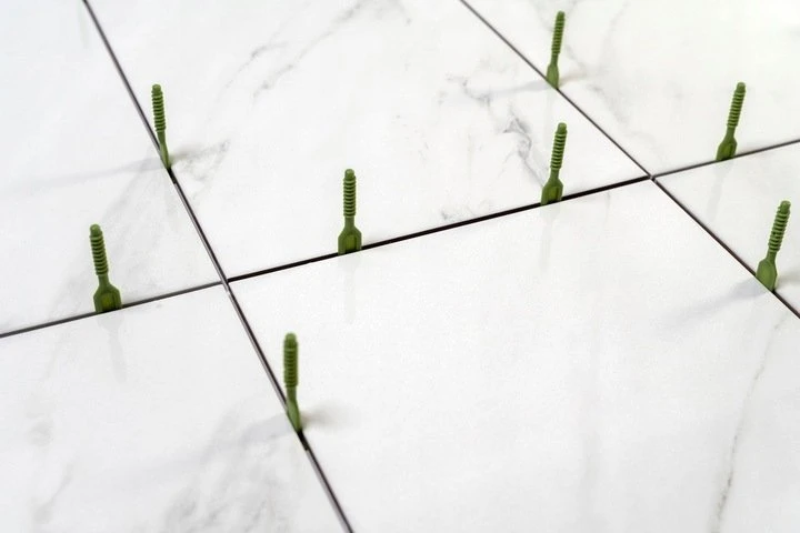 Pozostali Producenci PLYTELIŲ LYGIAVIMO SISTEMA, TIESUS PAGRINDAS 1mm /100vnt. PRO-LEVELING