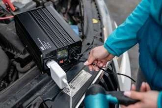 Objektyvas Newell įtampos keitiklis su gryna sinusine banga 24 V / 230 V, 1000 W