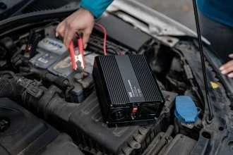 Objektyvas Newell įtampos keitiklis su gryna sinusine banga 12 V / 230 V, 500 W.