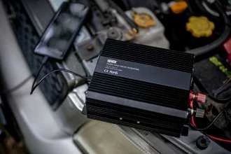 Objektyvas Newell įtampos keitiklis su gryna sinusine banga 12 V / 230 V, 500 W.