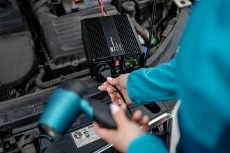 Objektyvas Newell įtampos keitiklis su gryna sinusine banga 12 V / 230 V, 500 W.