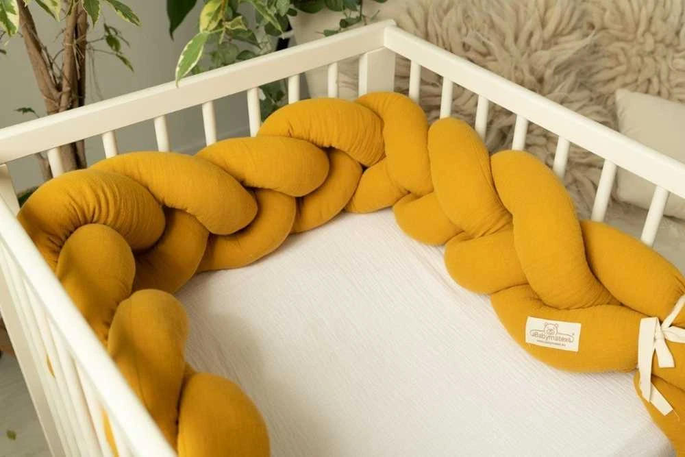 Baby Matex Muslino lovytės apsauga, geltona pinta apsauga, 200 cm ilgis, kūdikio lovos saugos užtvaras, dekoratyvinė vaiko kambario pagalvė, minkštas lovytės apvadas