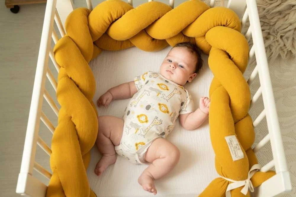 Baby Matex Muslino lovytės apsauga, geltona pinta apsauga, 200 cm ilgis, kūdikio lovos saugos užtvaras, dekoratyvinė vaiko kambario pagalvė, minkštas lovytės apvadas