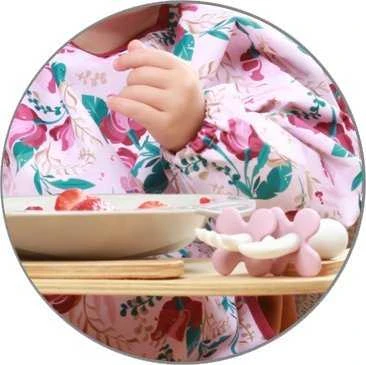Baby Ono BabyOno prijuostėlė su rankovėmis gėlės, 24m+, 1477/01