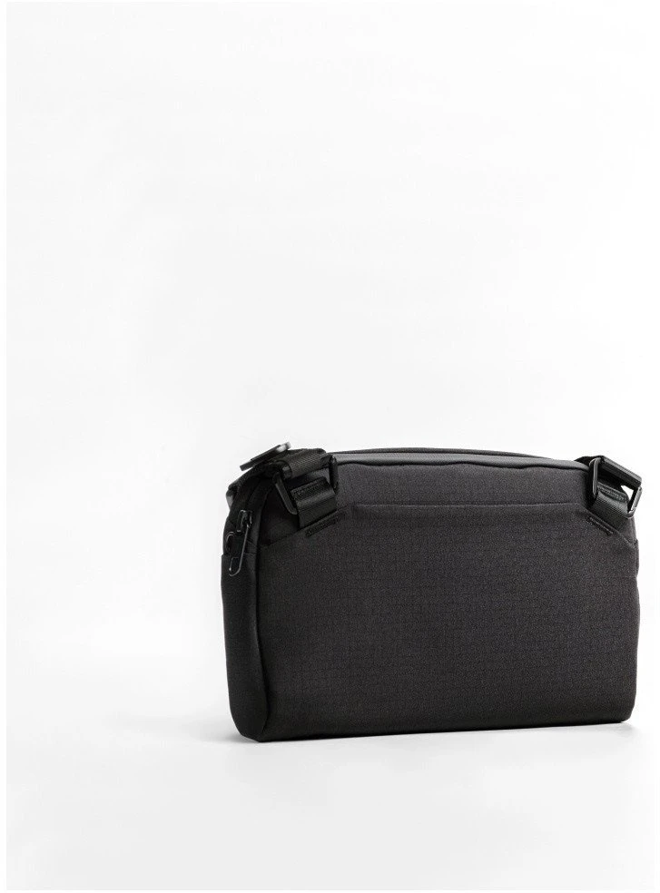 Bag UNIQ Arden Sling 2L juodos spalvos