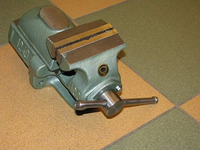 Bison Sunkus šaltkalvio spaustuvas, su 150 mm žandikauliais, ketaus konstrukcija, suolo spaustuvas, metalo apdirbimo spaustuvas, dirbtuvių spaustuvas