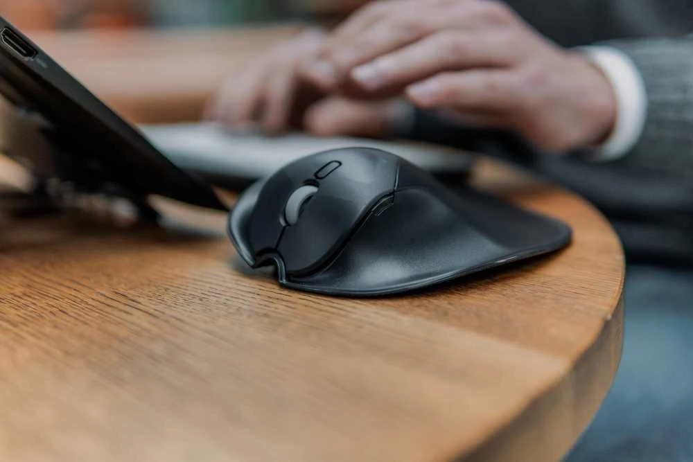 Bakker Elkhuizen Pelės BakkerElkhuizen BakkerElkhuizen HandshoeMouse Shift Bluetooth pelė Abipusė Optinė 1000 DPI