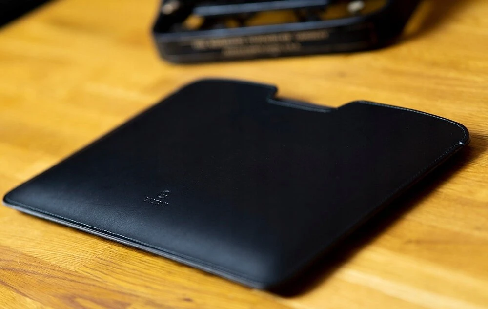BALTAN Odinis dėklas Razor do MacBooka Air 15" M5 juoda
