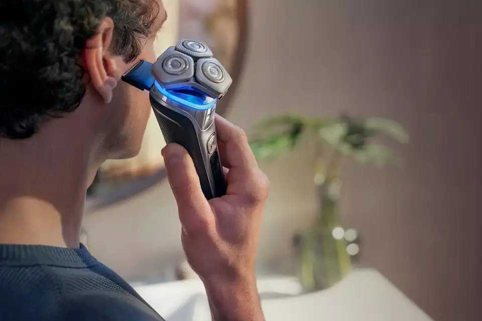 Barzdaskutė Philips Shaver series 9000 Drėgnojo ir sausojo skutimo skustuvas su „SkinIQ“ S9975/55