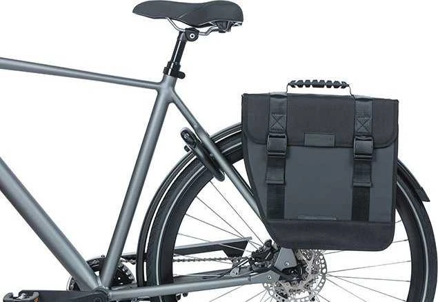 Basil TOUR VANDENIUI ATSPARUS VIENKARTINIS DĖŽUTĖS KREPŠYS KAIRĖJE 14L, su kablių tvirtinimo sistema, atsparus vandeniui kairėje pusėje, juodas (NAUJIENA 2024)