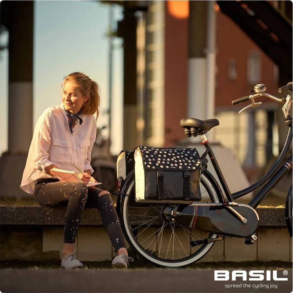 „Basil URBAN LOAD“ dvigubas krepšys krepšiui su 48–53 l talpa, universali tiltelių sistema, 100 % atsparus vandeniui, juodas su šviesą atspindinčiomis/juodas (NAUJIENA 2024 m.)