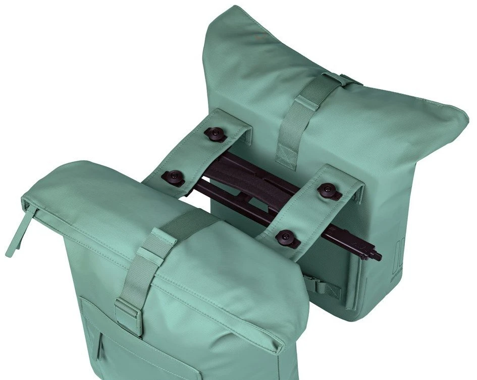 Basil Bagažinės rankinė BASIL BROOKLYN DOUBLE PANNIER BAG 41L, MIK Hooks System, atspari vandeniui, sidabrinė žalia