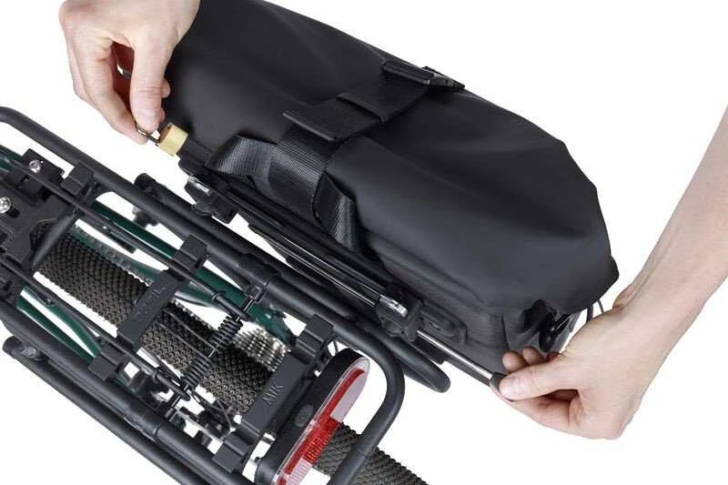 Basil Užtraukiamasis kaištis su spyna BASIL MIK SIDE LOCK PIN WITH PADLOCK, MIK System, skirta MIK SIDE krepšiams/kuprinėms, nerūdijantis plienas (NAUJAS)
