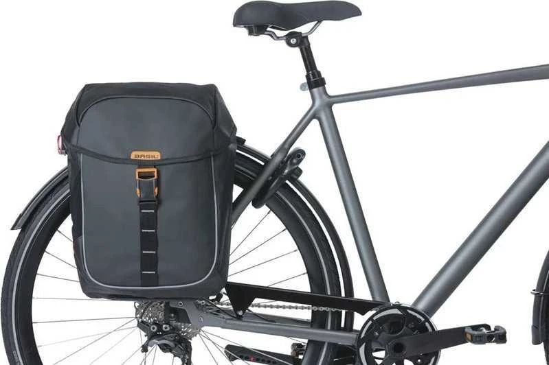 Basil Dviračio kuprinė dviguba BASIL MILES TARPAULIN DOUBLE PANNIER BAG MIK 34L, MIK System (ready to go), 100% atspari vandeniui juoda oranžinė (NEW 2025)