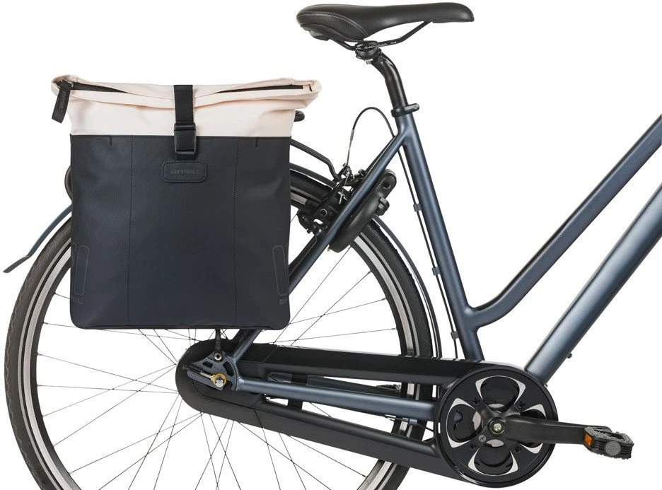 Basil Dviejų dalių sakwa, tvirtinama prie bagažinės BASIL CLOVE DOUBLE PANNIER BAG 28-35L, Universal Bridge System, nebalinta balta/juoda