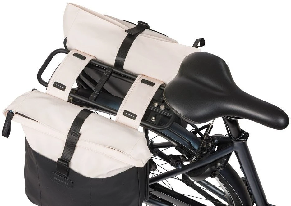 Basil Dviejų dalių sakwa, tvirtinama prie bagažinės BASIL CLOVE DOUBLE PANNIER BAG 28-35L, Universal Bridge System, nebalinta balta/juoda