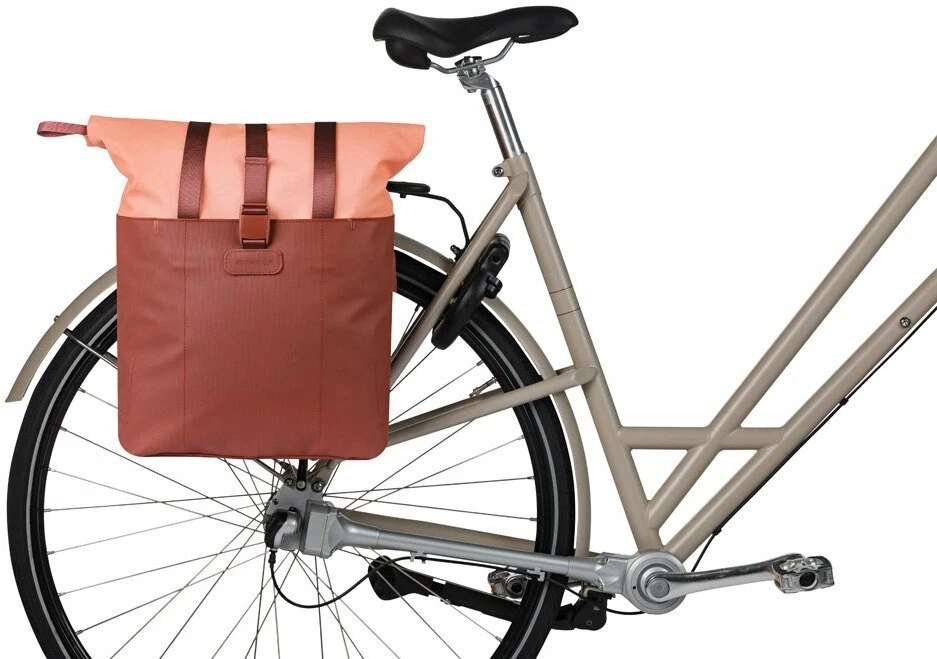 Basil BASIL VIVE BICYCLE SHOPPER viengubas krepšys, MIK kabliai, 15–20 l, vandeniui atsparus, bordo/rožinis