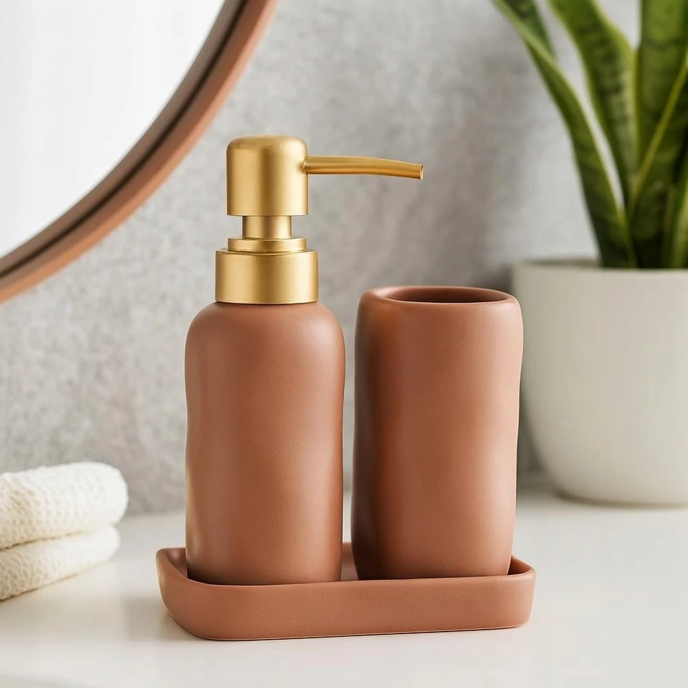 Bathroom Solutions EON vonios reikmenų rinkinys, keraminis dozatorius su auksiniu pompa, puodeliu ir padėklu.