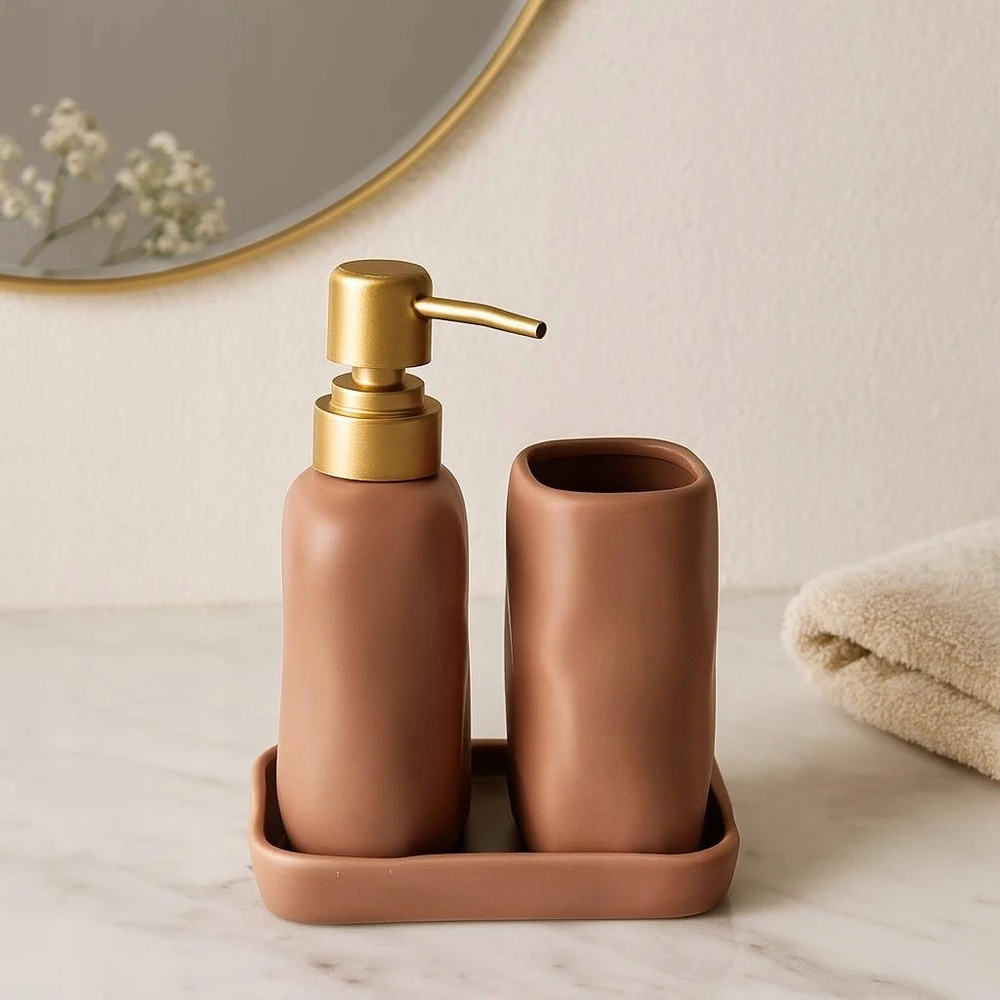 Bathroom Solutions EON vonios reikmenų rinkinys, keraminis dozatorius su auksiniu pompa, puodeliu ir padėklu.