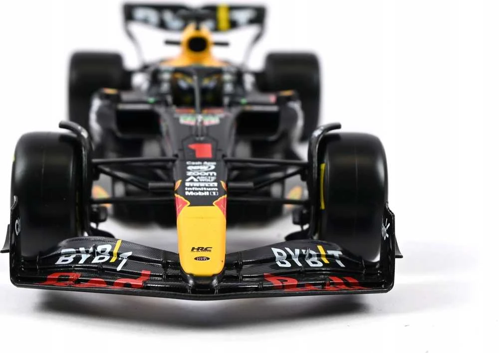 BBURAGO 1:24 automodelis su ekspozicine dėžute Raudona Bull RB19, 18-28030 (Ekspozicinė prekė) (Ekspozicinė prekė)