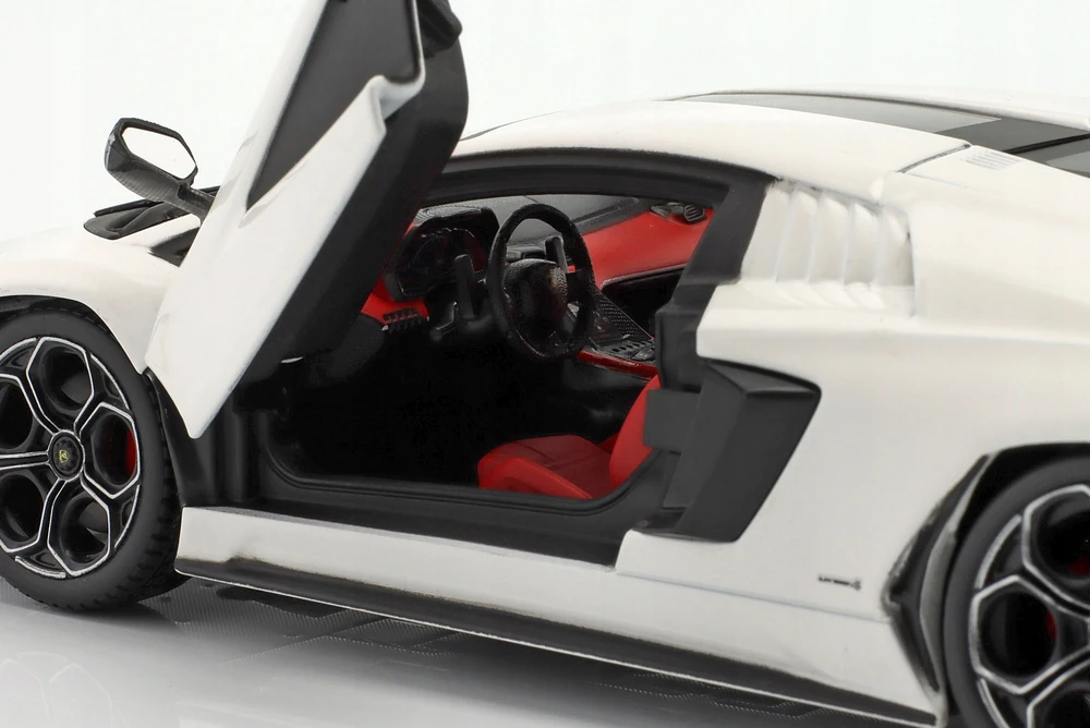 Bburago BBU 1:24 Lamborghini NI Count.800-4 Baltas 21102WT