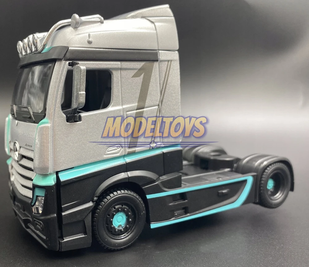 Bburago BBU 1:43 „Street Fire HaulersCustom“ sidabrinė/juoda 32202
