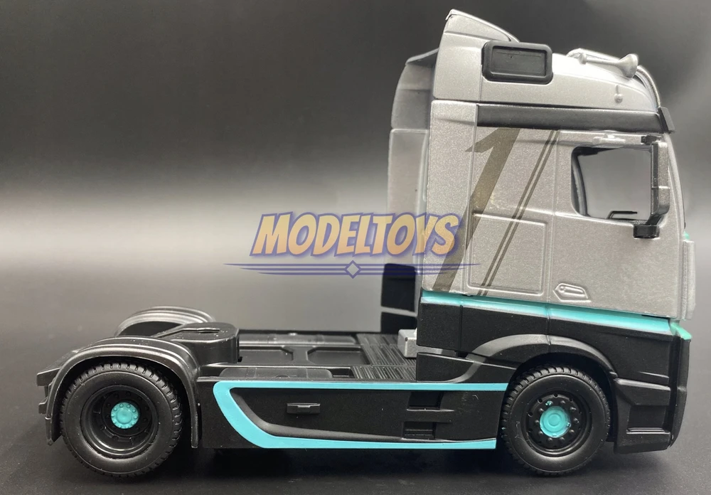 Bburago BBU 1:43 „Street Fire HaulersCustom“ sidabrinė/juoda 32202