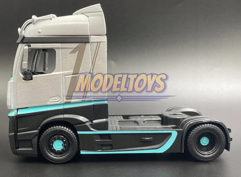 Bburago BBU 1:43 „Street Fire HaulersCustom“ sidabrinė/juoda 32202