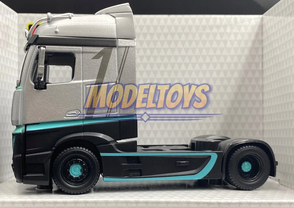 Bburago BBU 1:43 „Street Fire HaulersCustom“ sidabrinė/juoda 32202