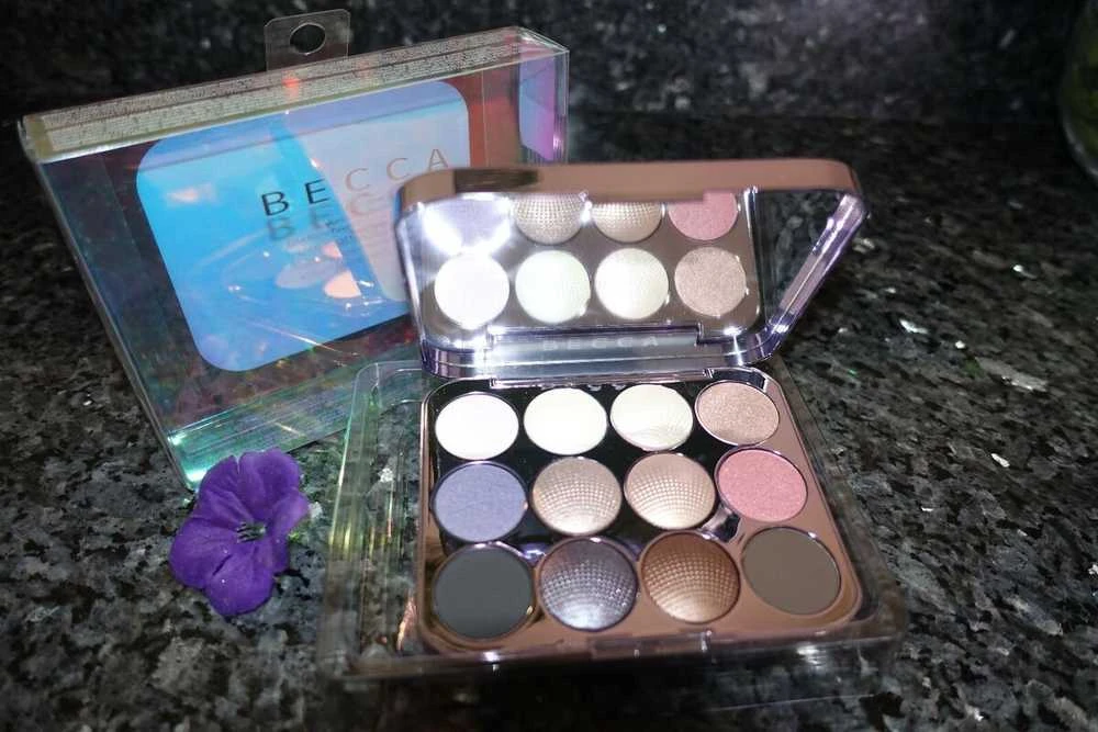 „Becca Pearl Glow Shimmering Shimmering“ akių šešėlių paletė, 12 atspalvių, 3,3 g