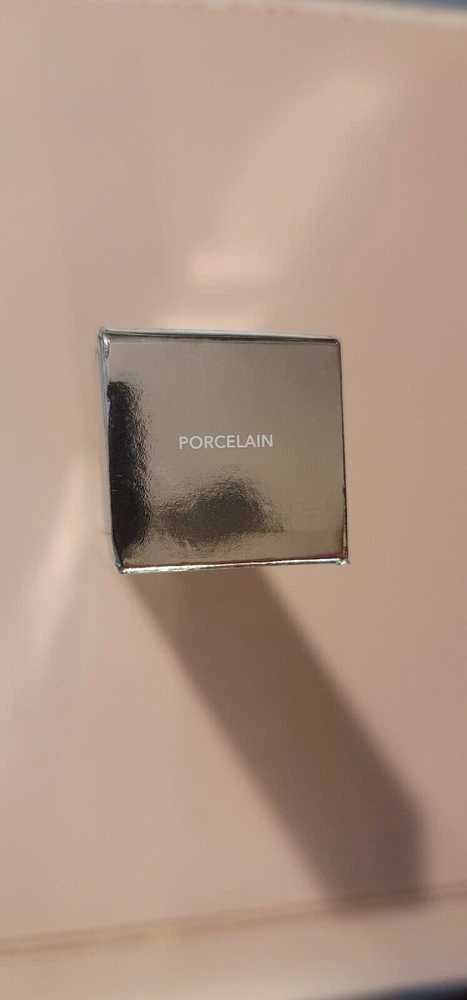 Becca Skin Love dimetikono drėkinamasis skystas makiažo pagrindas su porcelianu, 35 ml