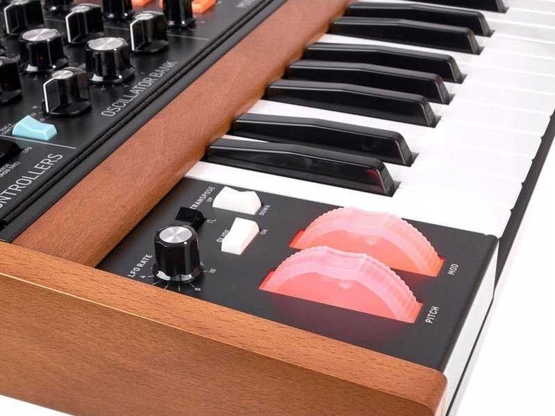 Behringer POLY D - Analoginis sintezatorius