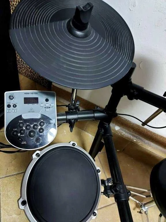 Behringer XD8USB Juoda