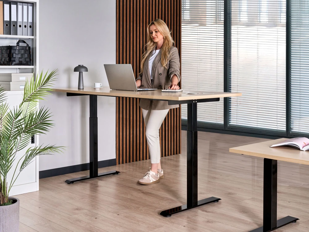 Beliani Elektriškai reguliuojamas stalas DESTINES juodas / šviesiai rudas 180 cm 72 cm