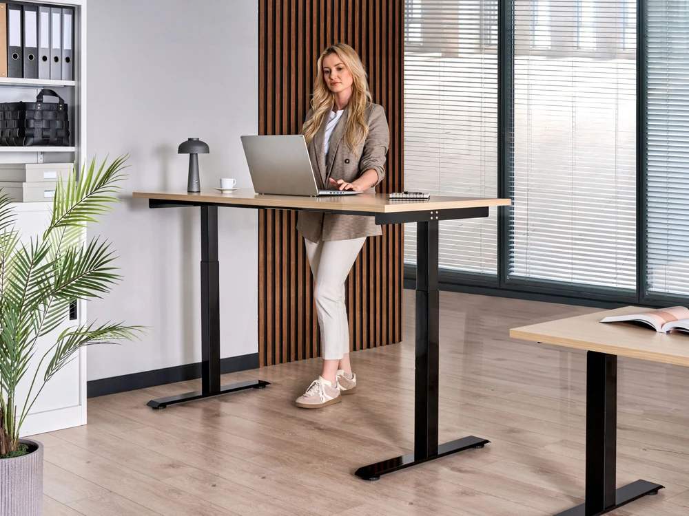 Beliani Elektra reguliuojamas stalas DESTINES juodas / šviesiai rudas 160 cm 72 cm