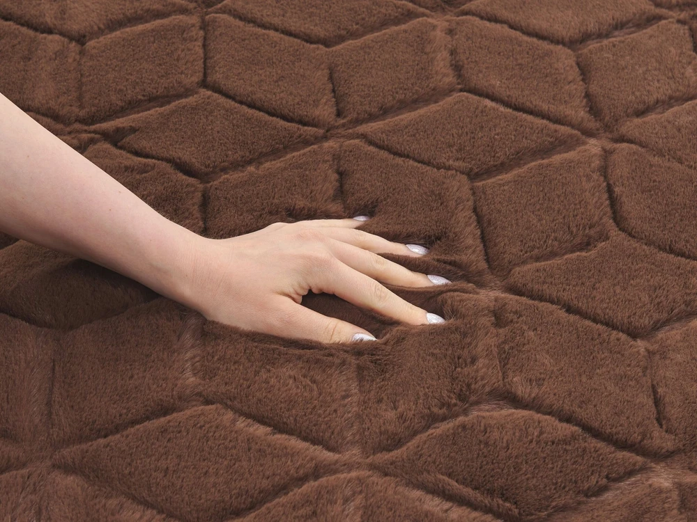 Beliani Dirbtinio kailio kilimas THATTA, rudas, 160 x 230 cm