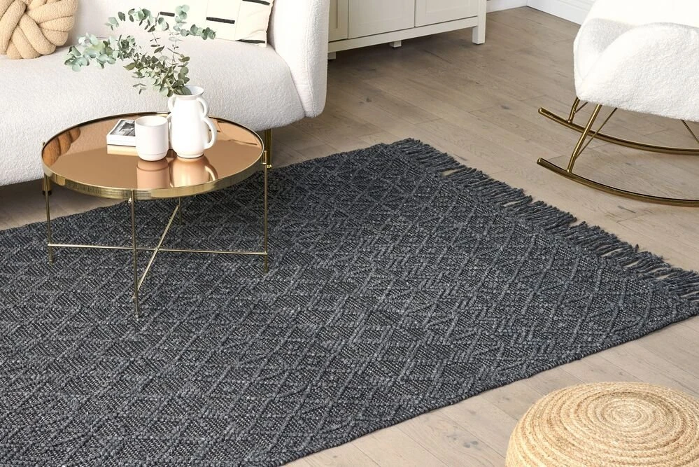 Beliani Kilimas ALUCRA Juodas 160 x 230 cm Vilna