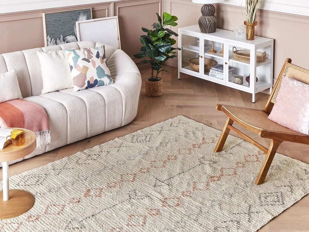 Beliani Kilimas DISPUR smėlio spalvos 140 x 200 cm medvilninis