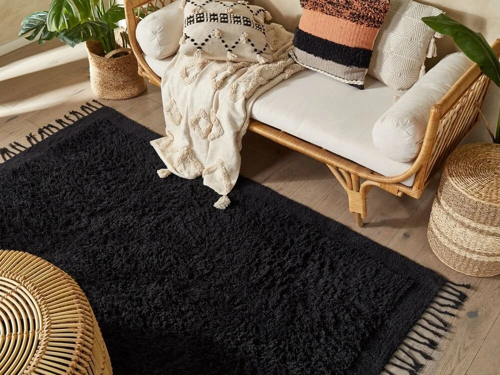 Beliani Kilimas BITLIS juodas 140 x 200 cm medvilninis