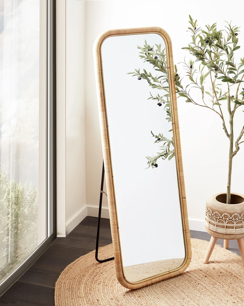 Beliani Pastatomas veidrodis MALANGE 150 cm rotango spalvos