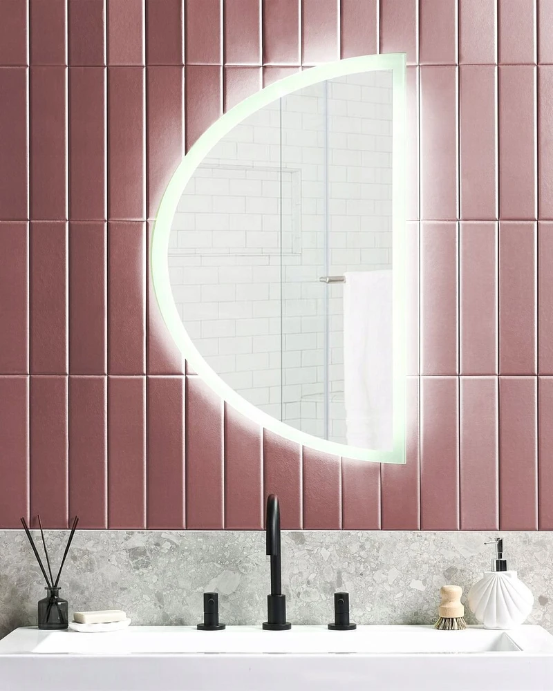 Beliani Vonios veidrodis su LED apšvietimu BEZONS 49 cm 80 cm, sidabrinis