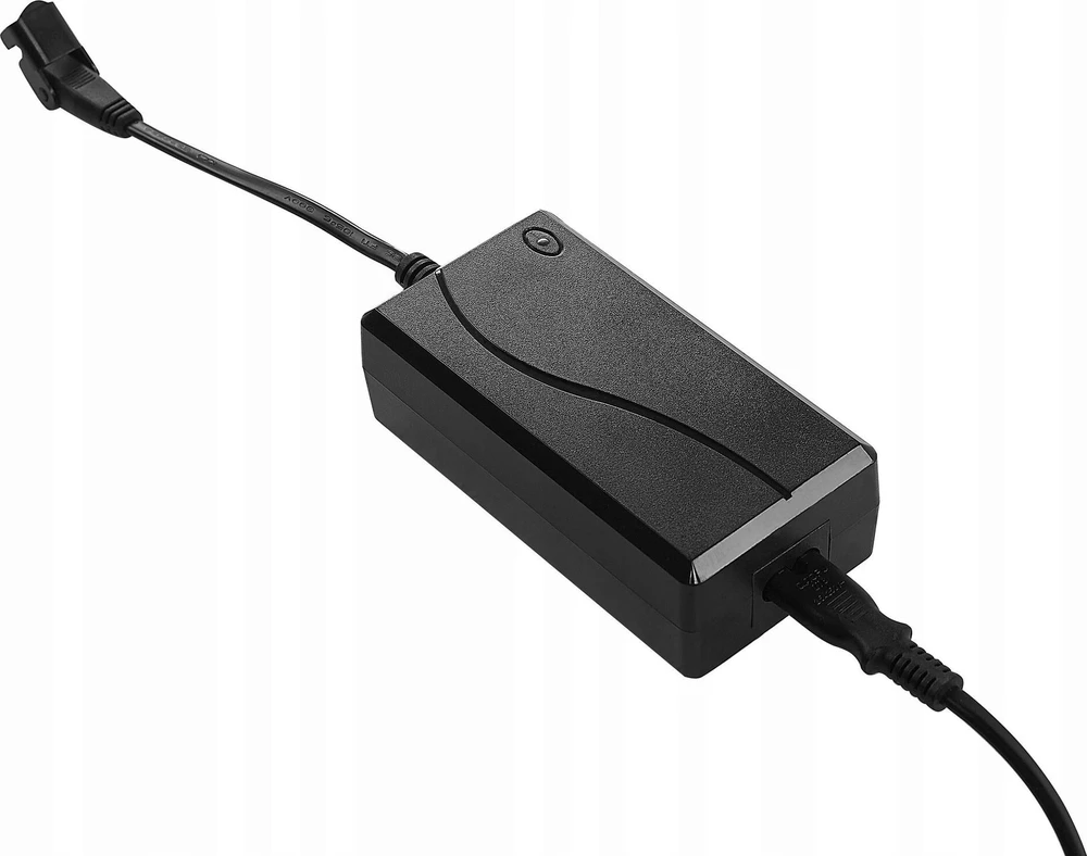 Beliani Trijų vietų sofa BERGEN su elektrine relaksacijos funkcija, veliūrinė, šviesiai smėlio spalvos, su USB prievadu
