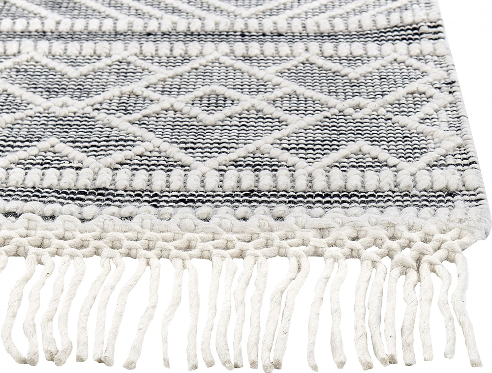 Beliani Kilimas SAVUCA juodas 160 x 230 cm vilnonis